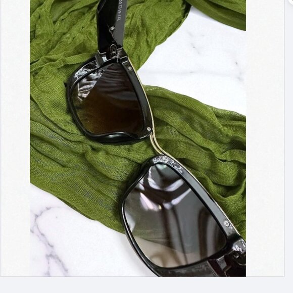 Trendy Black Women’s Oversized Sunglasses with Gradient Lenses and Gold Bridge - Picture 3 of 6